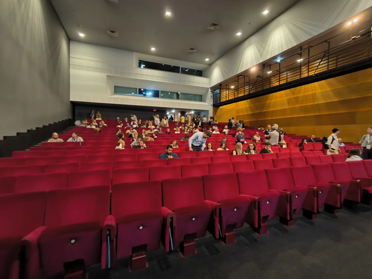 Le grand amphithéâtre de la Cité des Congrès pendant une plénière