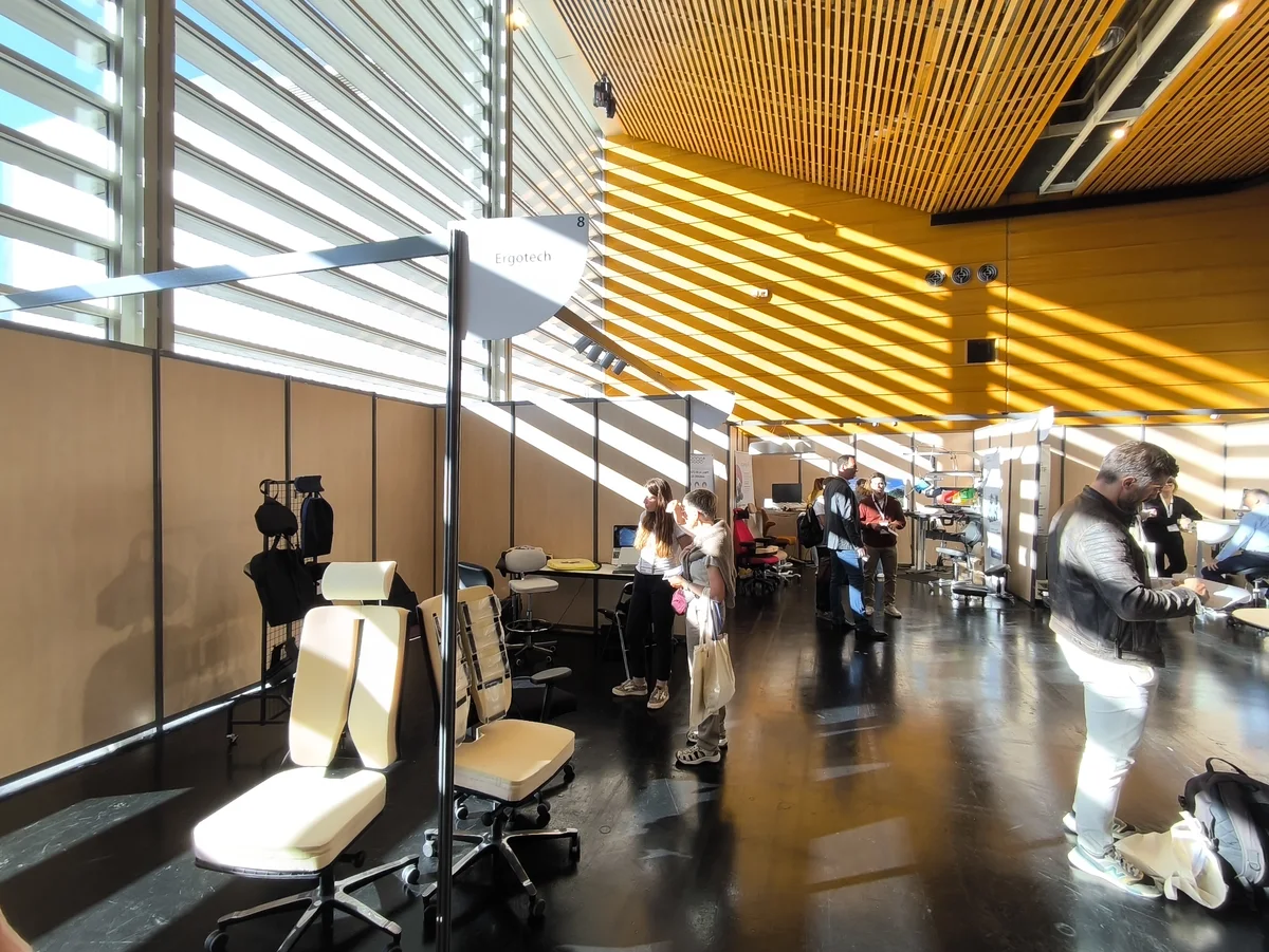 L'espace exposition du congrès, avec les stands des fabricants de mobilier ergonomique