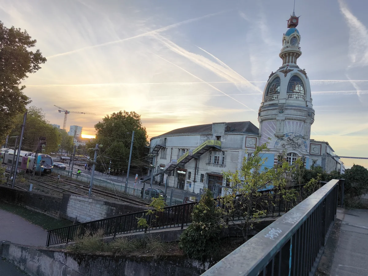 Le Lieu Unique, ancienne biscuiterie LU à Nantes, au lever du soleil