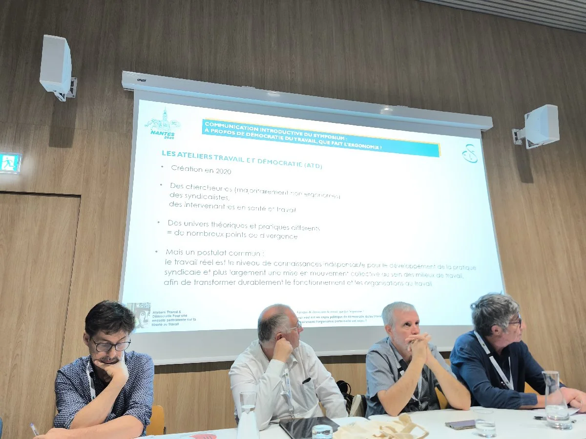 Un symposium du congrès, salle comble pour suivre les échanges