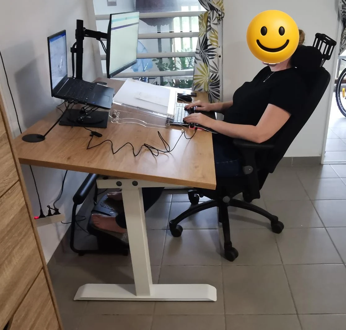 Poste de travail en position penchée, bureau électrique et fauteuil RH400 adapté